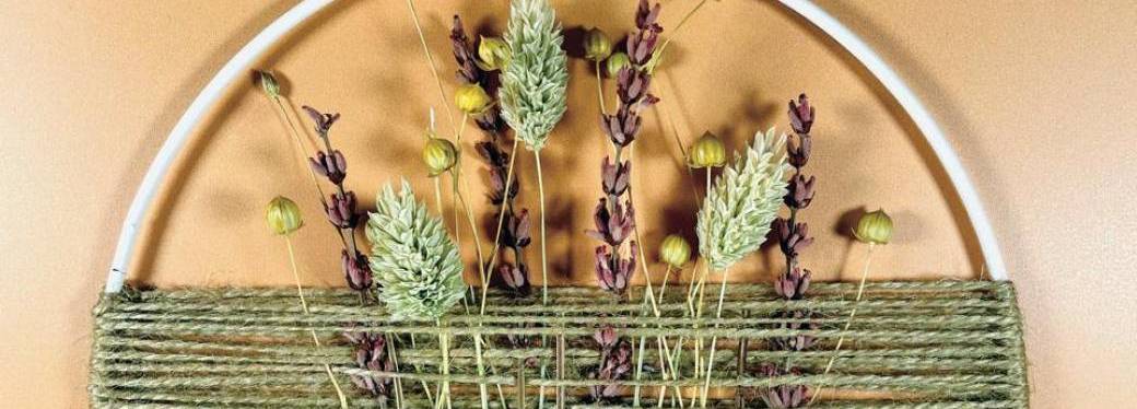 Couronne en cordelette et fleurs séchées