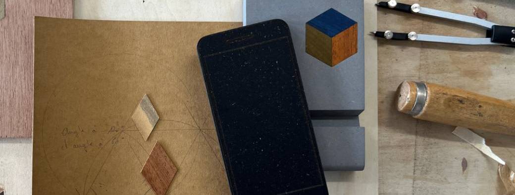 Marqueterie sur un support pour smartphone