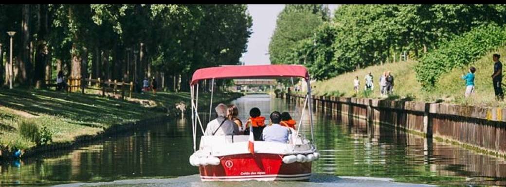 Location de Péniche à Paris : Une Expérience Unique au Cœur de la Capitale