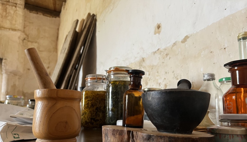 Trousse à pharmacie naturelle avec les macérations solaires